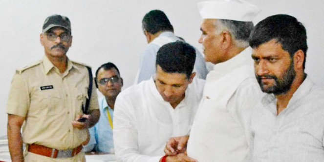 रायसेन-विदिशा संसदीय क्षेत्र से निर्दलीय पर्चा भरने जा रहे कांग्रेस नेता को खींचकर बाहर लाए मंत्री जीतू पटवारी