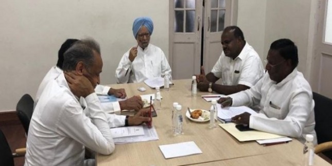 नीति आयोग की बैठक से पहले मनमोहन सिंह ने की बैठक, कांग्रेस के मुख्यमंत्रियों को दी सलाह