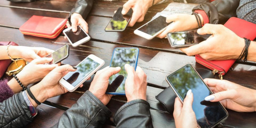 UP: CM Yogi banned mobile phone in all colleges, universities