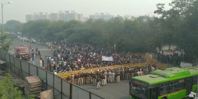 JNU: अंदर उपराष्ट्रपति बैठे हैं और बाहर छात्र पुलिस से भिड़ रहे हैं