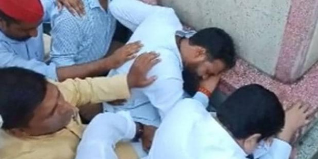 मूर्ति के सामने रोने वाले SP नेता बोले- BJP बताए वो गांधी या गोडसे की समर्थक