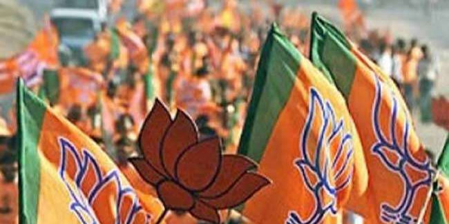 वेटिंग में टिकट, कंफर्म न होने से स्थिति विकट, नेता लगा रहे तरह-तरह के जुगाड़