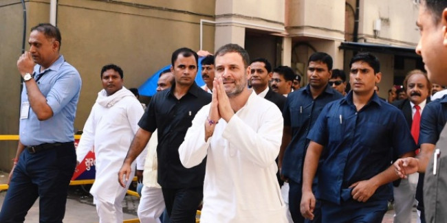 गुजरात में राहुल गांधी, सूरत की अदालत के सामने मानहानि केस में हुए पेश