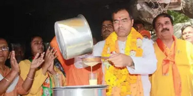 वोट के लिए प्रवेश वर्मा ने बनाई चाय, पिलाई भी