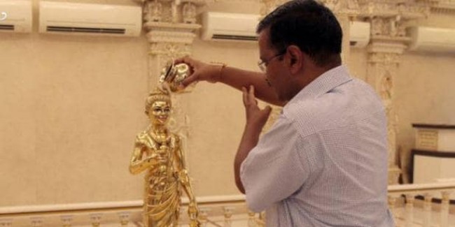 जनता के बाद भगवान की शरण में केजरीवाल, पहुंचे अक्षरधाम मंदिर