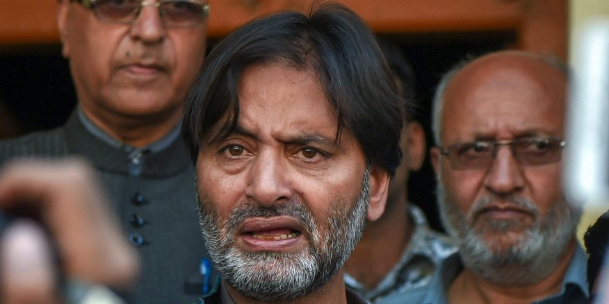 यासीन मलिक की तारीफ कर बुरे फंसे फारूक, लोन ने उन्हें दोगला व पाखंडी बताया