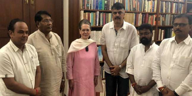 Jharkhand Congress: कार्यकारी अध्यक्षों संग दिल्ली में सोनिया गांधी से मिले प्रदेश अध्यक्ष रामेश्वर उरांव