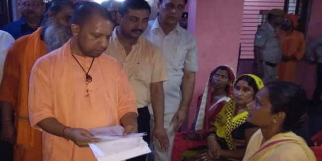 गोरखपुर में फरियादियों से मिलकर अयोध्या रवाना हुए सीएम योगी आदित्यनाथ