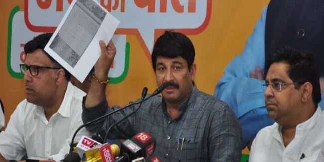 मनोज तिवारी ने सिसोदिया से पूछा- वर्ल्ड क्लास रूम में कैसे छात्र पर गिरा पंखा