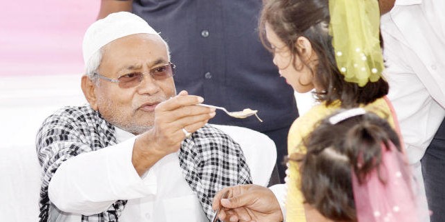 गांधी मैदान पहुंच कर ईद की नमाज में शामिल हुए CM नीतीश कुमार, कहा- सभी धर्मों का सम्मान नहीं करने वाला धार्मिक नहीं