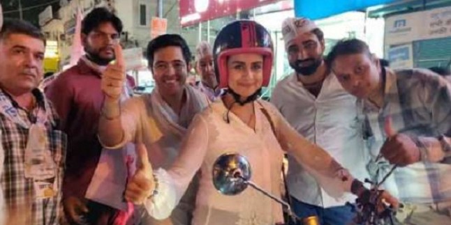 AAP उम्मीदवार राघव चड्ढा के समर्थन में उतरीं अभिनेत्री गुल पनाग, बुलेट पर बिठाकर दिल्लीवासियों से मांगे वोट