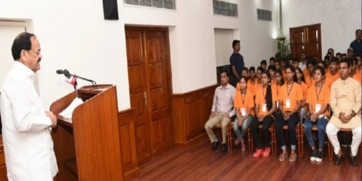 उत्तराखंड के 55 टॉपर्स ने की उपराष्ट्रपति वेंकैया नायडू से मुलाकात