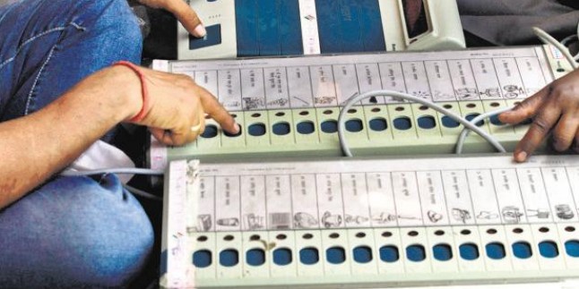 बंगाल में EVM खराबी की शिकायत