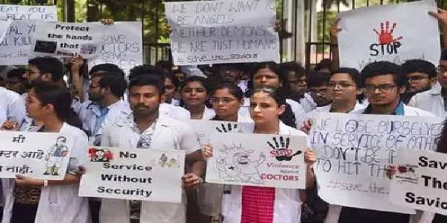 असम: सहकर्मी की मौत पर डॉक्टरों की हड़ताल, भीड़ ने पीट-पीटकर करी दी थी हत्या