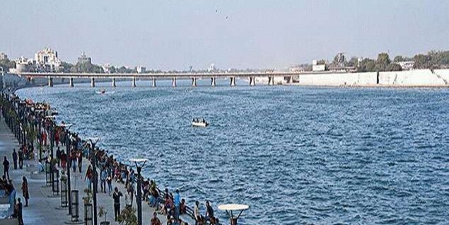 साबरमती नदी में कूड़ा फेंकने वालों पर होगी कार्रवाई, लगेगा 200 से 500 रुपये का जुर्माना