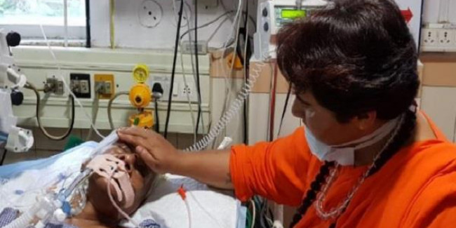 बाबू लाल गौर का हाल जानने पहुंची प्रज्ञा ठाकुर, ICU में लेकर गई कैमरामैन