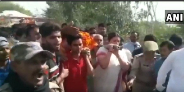अमेठी पहुंच सुरेंद्र सिंह की अंतिम यात्रा में शामिल हुईं स्मृति ईरानी, पार्थिव शरीर को दिया कंधा