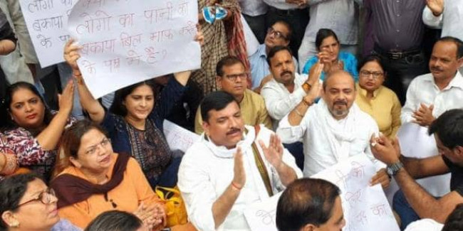 बीजेपी नेता विजय गोयल के घर के बाहर AAP नेताओं का प्रदर्शन, संजय सिंह ने पूछे सवाल