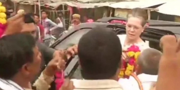 लोकसभा चुनाव में जीत के बाद पहली बार रायबरेली पहुंचीं सोनिया गांधी, प्रियंका भी मौजूद
