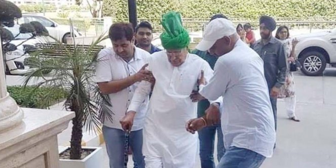 14 दिन की फरलो पर तिहाड़ से बाहर आए चौटाला, आते ही बुलाई बैठक