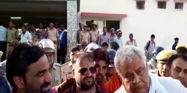 थानागाजी गैंगरेप मामला : सरकार के खिलाफ BJP का प्रदर्शन, दौसा में ट्रेनें रोकी