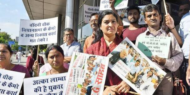 अलका लांबा ने मुख्यमंत्री आवास पर किया प्रदर्शन, सीसीटीवी प्रोजेक्ट रोकने का लगाया आरोप
