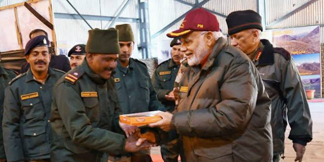 सैनिकों संग दिवाली मनाने राजौरी पहुंचे पीएम मोदी, अनुच्छेद 370 हटने के बाद पहली बार J&K आए