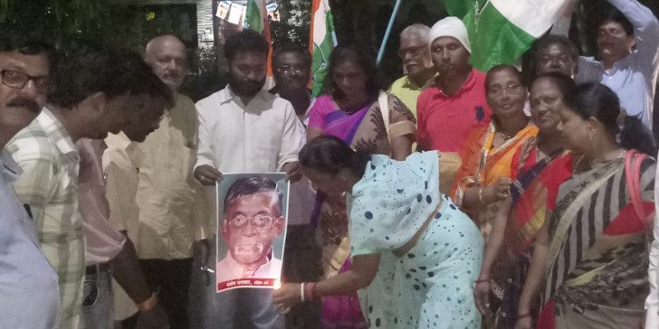 केंद्रीय मंत्री संतोष गंगवार के विवादित बयान पर कांग्रेस कार्यकर्ताओं ने किया विरोध प्रदर्शन