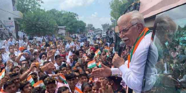 अपनी और हुड्डा-चौटाला की सरकारों का बही खाता साथ लेकर चल रहे सीएम