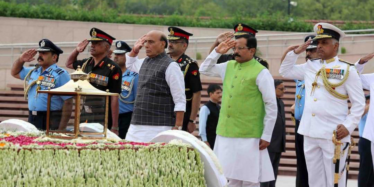 कारगिल विजय दिवस: राजनाथ सिंह ने वॉर मेमोरियल पर दी शहीदों को श्रद्धांजलि