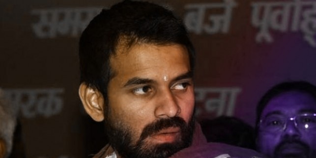 तेज प्रताप को सताया जान का डर, दुश्मनों पर बरसे- चंद्रप्रकाश नहीं लालू का बड़का बेटा लड़ रहा चुनाव