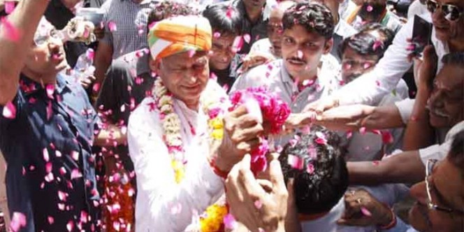 ऑटो में सवार होकर पहुंचे गहलोत शहर की तंग गलियों पर कर रहे है पैदल रोड शो