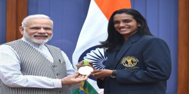 पीवी सिंधू ने पीएम मोदी से की मुलाकात, खेल मंत्री ने सौंपा 10 लाख रुपये का चेक