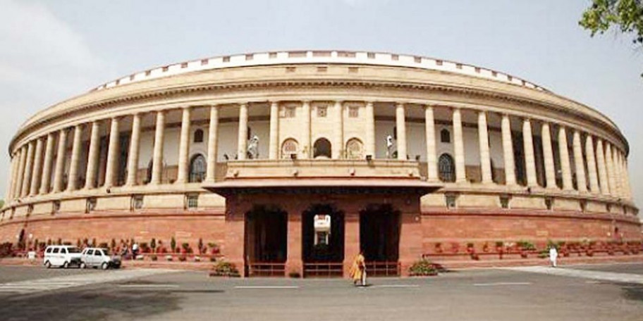'हिंदी का अपमान संसद से ही शुरू होता है'