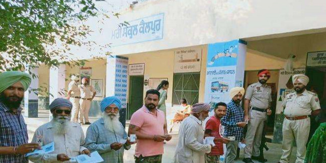 Punjab By Election: दाखा में पोलिंग बूथों पर सुबह से ही लगी लाइनें, नौ बजे तक 6.54% वोटिंग
