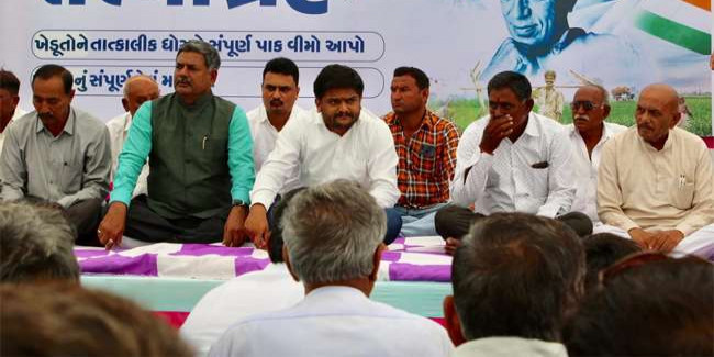 किसानों की कर्ज माफी व फसल बीमा की मांग को लेकर कांग्रेस नेता हार्दिक पटेल उपवास पर